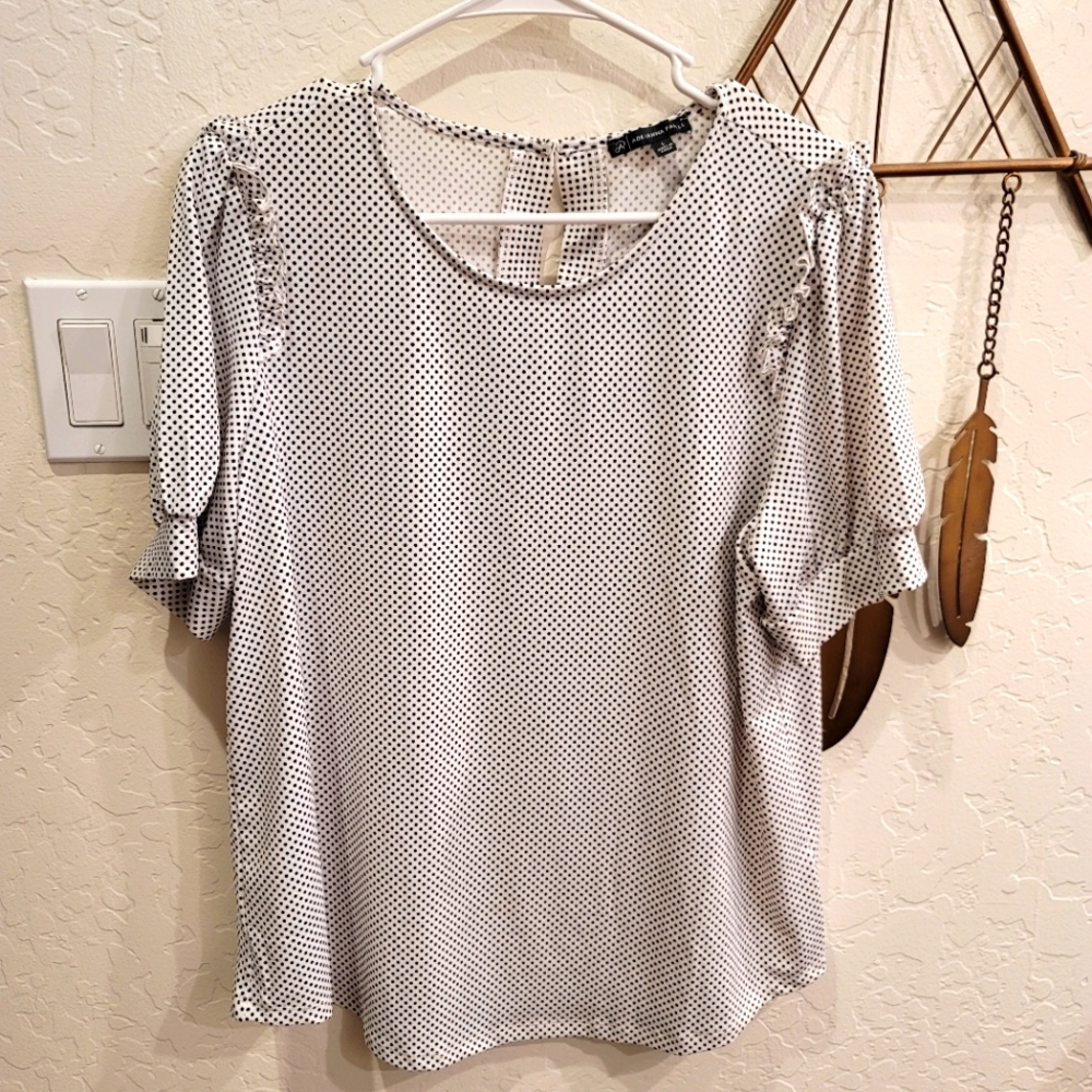Beautiful blouse flowy polka dot black and white